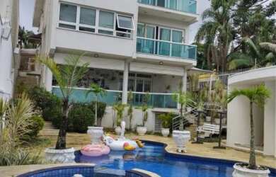 Imagem: A casa possui 4 Dormitórios, 5 Banheiros, 5 Vagas na garagem