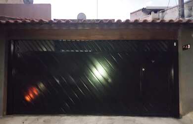 Imagem: A casa possui 3 Dormitórios, 2 Banheiros, 2 Vagas na garagem