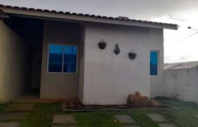 Imagem: A casa possui 3 Dormitórios, 2 Banheiros, 2 Vagas na garagem