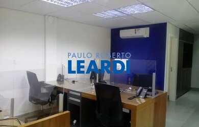 Imagem: O depósito possui 5 Vagas na garagem e 325m² de Área e está