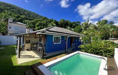 Imagem: A casa possui 3 Dormitórios, 4 Banheiros, 3 Vagas na garagem