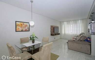 Imagem: A casa possui 3 Dormitórios, 1 Banheiro, 2 Vagas na garagem