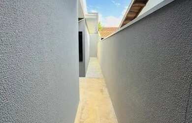 Imagem: A casa possui 3 Dormitórios, 2 Banheiros, 2 Vagas na garagem