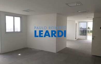 Imagem: O depósito possui 2 Vagas na garagem, 120m² de Área e está