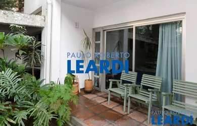 Imagem: A casa possui 4 Dormitórios, 4 Banheiros, 2 Vagas na garagem