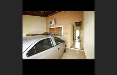 Imagem: A casa possui 3 Dormitórios, 2 Banheiros e 1 Vaga na garagem