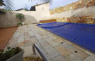 Imagem: A casa possui 4 Dormitórios, 4 Banheiros, 2 Vagas na garagem