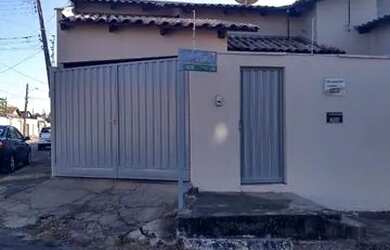 Imagem: A casa possui 2 Dormitórios, 1 Banheiro, 1 Vaga na garagem