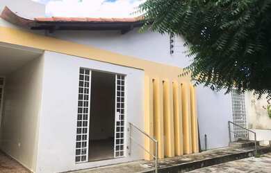 Imagem: A casa possui 3 Dormitórios, 2 Banheiros, 4 Vagas na garagem