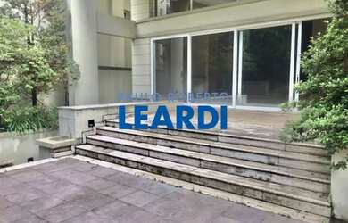 Imagem: A casa possui 4 Dormitórios, 5 Banheiros, 5 Vagas na garagem