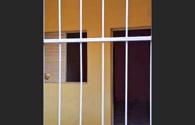 Imagem: A casa possui 2 Dormitórios e 1 Banheiro e está localizado