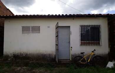 Imagem: A casa possui 2 Dormitórios, 1 Banheiro, 1 Vaga na garagem