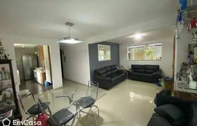 Imagem: A casa possui 4 Dormitórios, 4 Banheiros, 2 Vagas na garagem