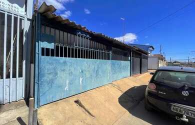 Imagem: A casa possui 3 Dormitórios, 2 Banheiros, 2 Vagas na garagem