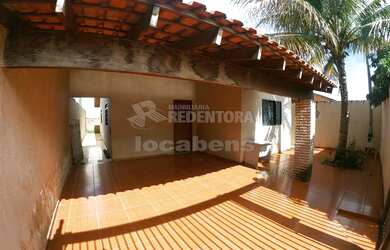 Imagem: A casa possui 2 Dormitórios, 1 Banheiro, 2 Vagas na garagem