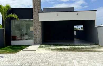 Imagem: A casa possui 3 Dormitórios, 2 Banheiros, 2 Vagas na garagem