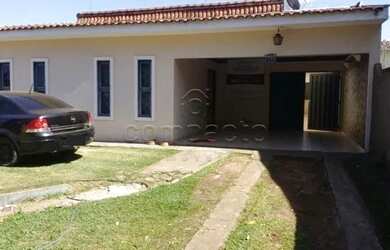 Imagem: A casa possui 3 Dormitórios, 4 Banheiros, 4 Vagas na garagem