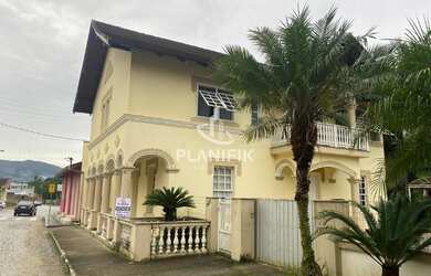 Imagem: A casa possui 5 Dormitórios, 4 Banheiros, 200m² de Área e