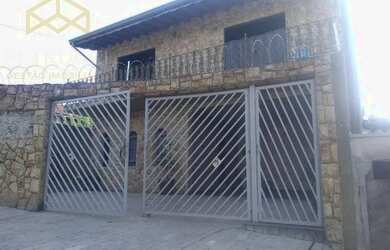 Imagem: A casa possui 4 Dormitórios, 3 Banheiros, 3 Vagas na garagem