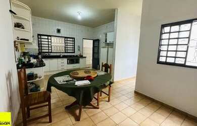 Imagem: A casa possui 2 Dormitórios, 1 Banheiro, 2 Vagas na garagem