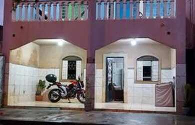 Imagem: A casa possui 3 Dormitórios, 2 Banheiros, 2 Vagas na garagem