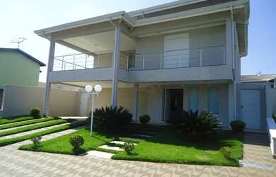 Imagem: A casa possui 4 Dormitórios, 5 Banheiros, 4 Vagas na garagem