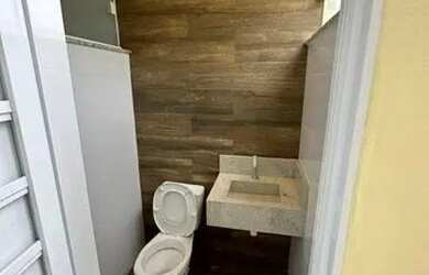 Imagem: A casa possui 2 Dormitórios, 2 Banheiros, 1 Vaga na garagem