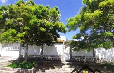 Imagem: A casa possui 2 Dormitórios, 3 Banheiros, 4 Vagas na garagem