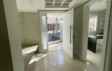 Imagem: A casa possui 3 Dormitórios, 1 Banheiro, 2 Vagas na garagem