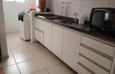 Imagem: O apartamento possui 2 Dormitórios, 1 Banheiro, 1 Vaga na garagem