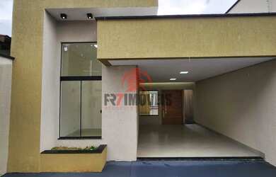 Imagem: A casa possui 3 Dormitórios, 1 Banheiro, 2 Vagas na garagem