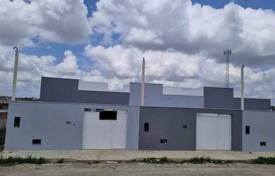 Imagem: A casa possui 2 Dormitórios, 1 Banheiro, 2 Vagas na garagem