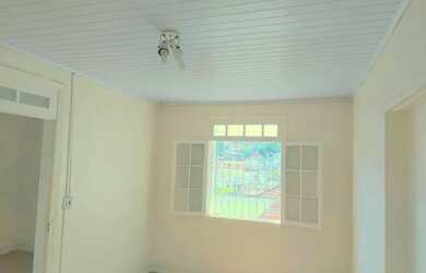 Imagem: A casa possui 1 Dormitório, 1 Banheiro, 1 Vaga na garagem