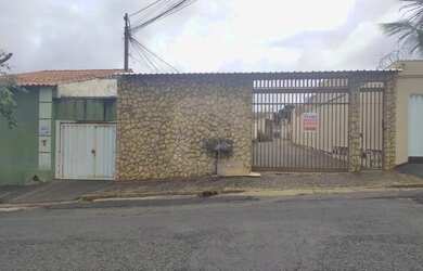 Imagem: A casa possui 2 Dormitórios, 1 Banheiro, 1 Vaga na garagem