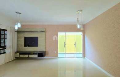 Imagem: A casa possui 3 Dormitórios, 3 Banheiros, 2 Vagas na garagem