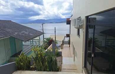 Imagem: A casa possui 4 Dormitórios, 3 Banheiros, 3 Vagas na garagem