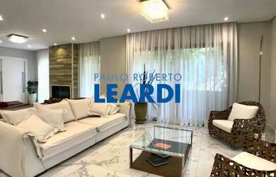 Imagem: A casa em condomínio possui 4 Dormitórios, 5 Banheiros, 4