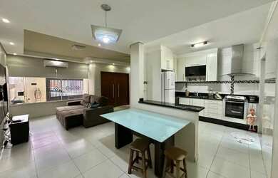 Imagem: A casa possui 3 Dormitórios, 3 Banheiros, 2 Vagas na garagem