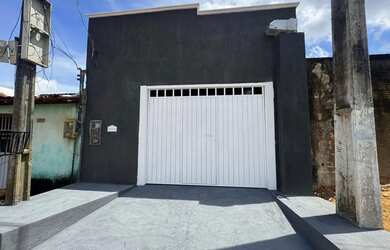 Imagem: A casa possui 3 Dormitórios, 2 Banheiros, 2 Vagas na garagem