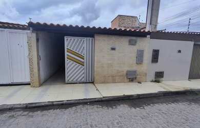 Imagem: A casa possui 2 Dormitórios, 2 Banheiros, 1 Vaga na garagem