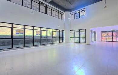 Imagem: O depósito possui 5 Vagas na garagem, 215m² de Área e está