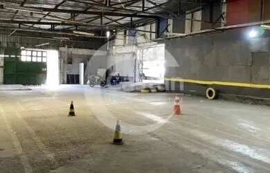 Imagem: O depósito possui 5 Vagas na garagem, 990m² de Área e está