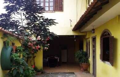 Imagem: A casa possui 2 Dormitórios, Acomodam 12 pessoas, 2 Vagas na