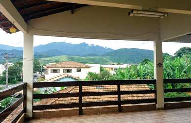 Imagem: A casa possui 5 Dormitórios, 3 Banheiros, 4 Vagas na garagem