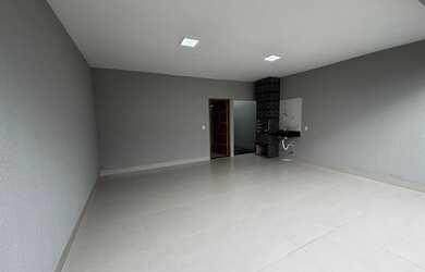 Imagem: A casa possui 3 Dormitórios, 2 Banheiros, 2 Vagas na garagem