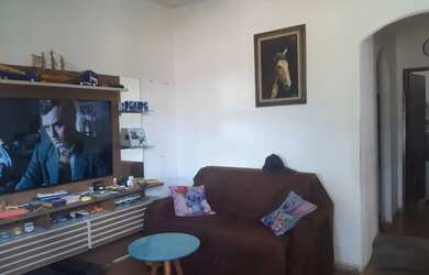 Imagem: A casa possui 3 Dormitórios, 2 Banheiros, 3 Vagas na garagem