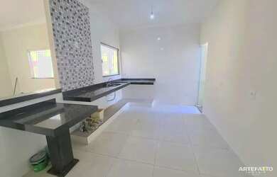 Imagem: A casa possui 2 Dormitórios, 1 Banheiro, 2 Vagas na garagem