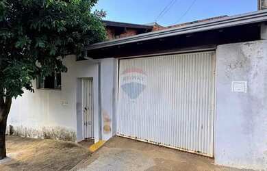 Imagem: A casa possui 4 Dormitórios, 2 Banheiros, 204m² de Área e