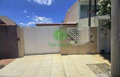 Imagem: A casa possui 2 Dormitórios, 1 Banheiro, 2 Vagas na garagem