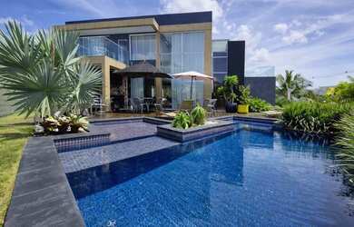 Imagem: A casa possui 4 Dormitórios, 5 Banheiros, 2 Vagas na garagem